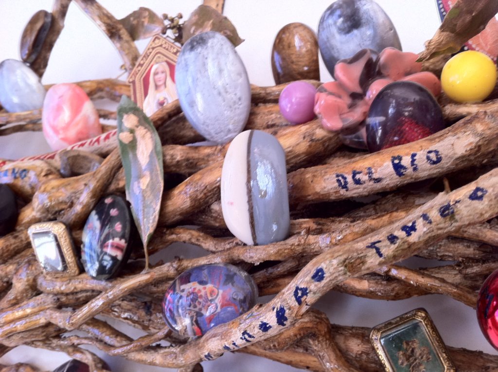 Antonio del Rio detto da tutti ” tonino” è un giovanotto sull’ottantina. Abita sulla strada che Casina porta a Canossa. Vede dalla sua casa di ” Case Salatti” tutto l’appennino reggiano ed è un artista.