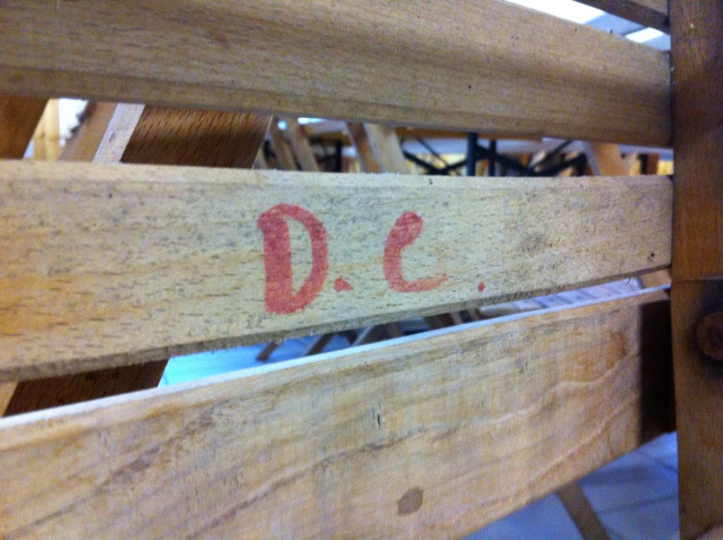 D.C. sta per Democrazia Cristiana. Sono sedie che usiamo ancora oggi in Proloco. Comprate negli anni sessanta dalla DC per la sede del Club 3P di Cortogno.